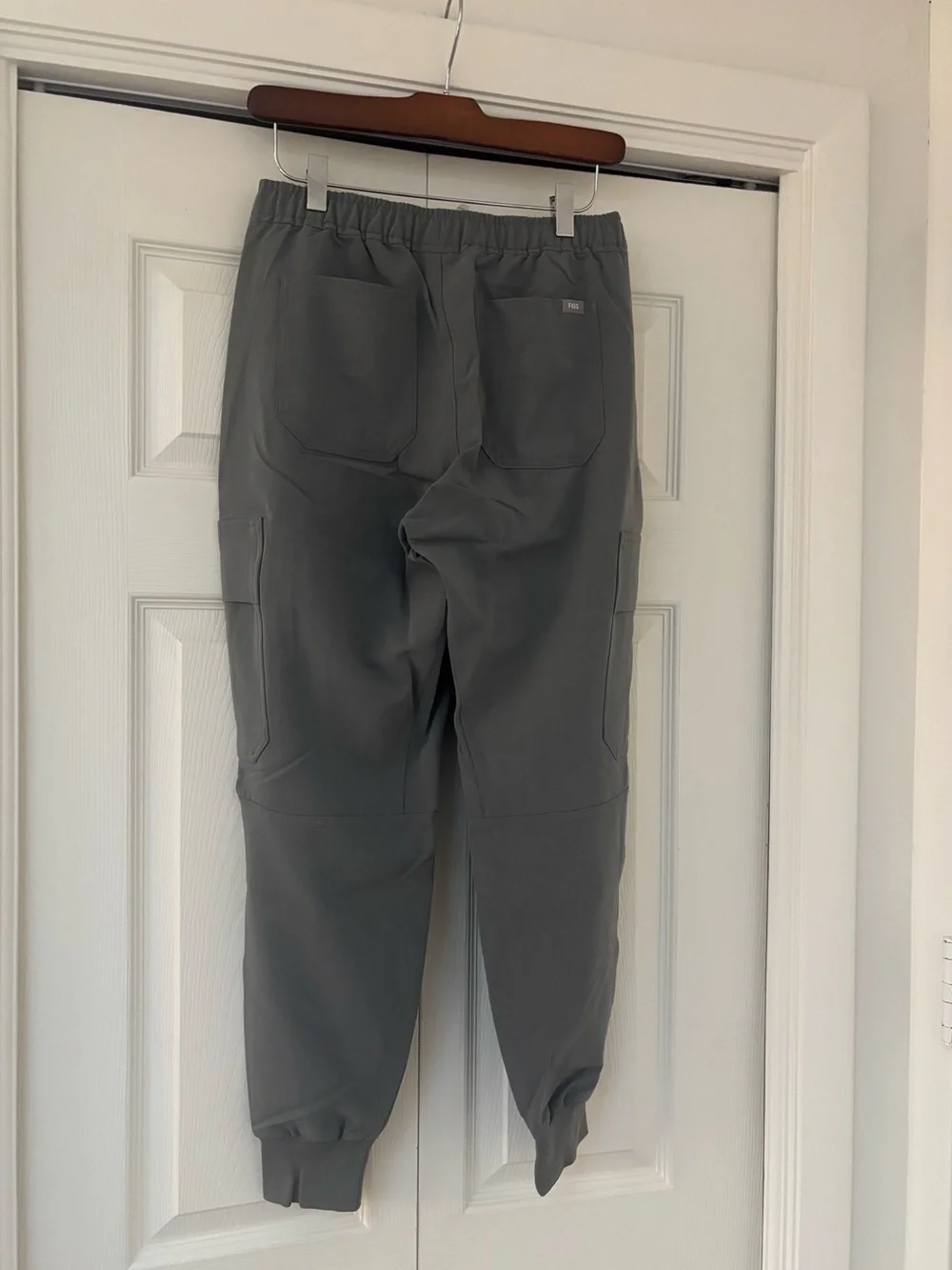 NWT FIGS Mens Classic Tansen Charcoal Cargo Joggers with Navy Drawstring - Short